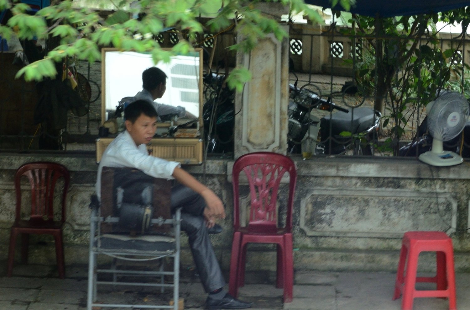 Barberia al carrer - voltans de Hanoi