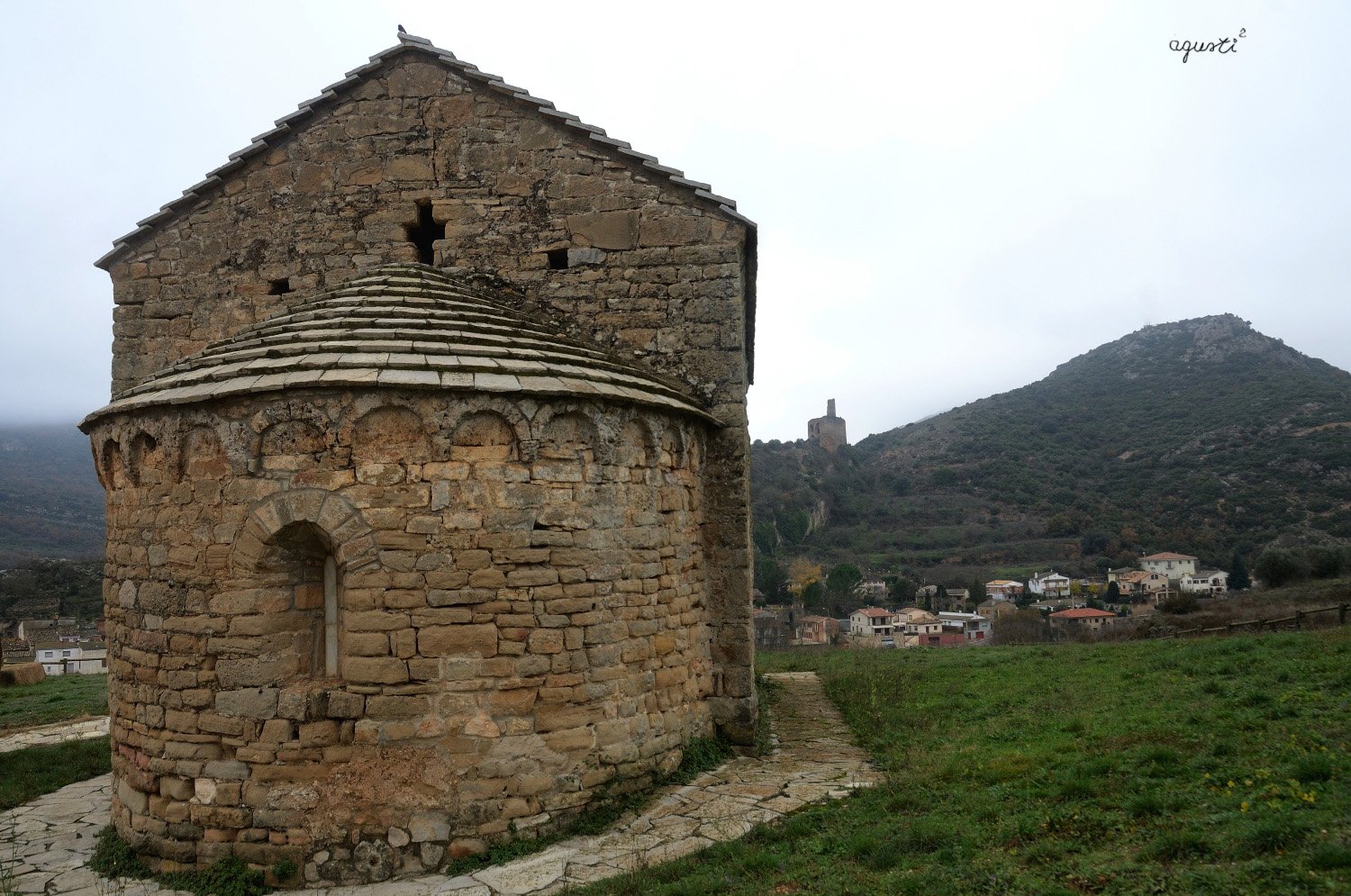 Ermita  de Sant MIquel, al fons el Castell d¡Alos de Balaguer